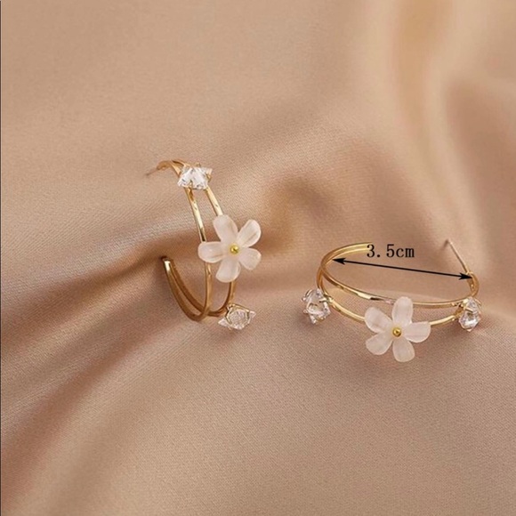 HOST PICK X2🎉New Flower hoop earrings 🌸 - Picture 3 of 3